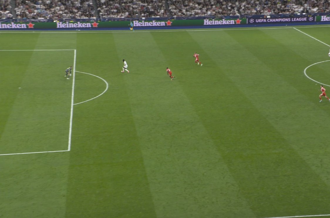 No puedes estar jugando contra el Bayern y pretender ir a unas semis de champions fallando esto... Sencillamente no puedes, y no lo justifiques por más que te guste el jugador.