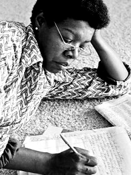 DrMayaAngelou's tweet photo. ✍🏽 Did you know?

Dr. Maya Angelou often wrote in hotel rooms instead of at home so she could focus. Her writing space was simple: a dictionary, a Bible, and a deck of cards.

Discipline was key to her creativity. #MayaAngelou https://t.co/waeMEd9Gyd