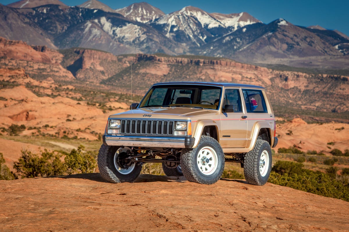RoadandTrack's tweet image. Jeep’s latest factory restomod is a perfect lesson in restraint. bit.ly/48oF4f1
