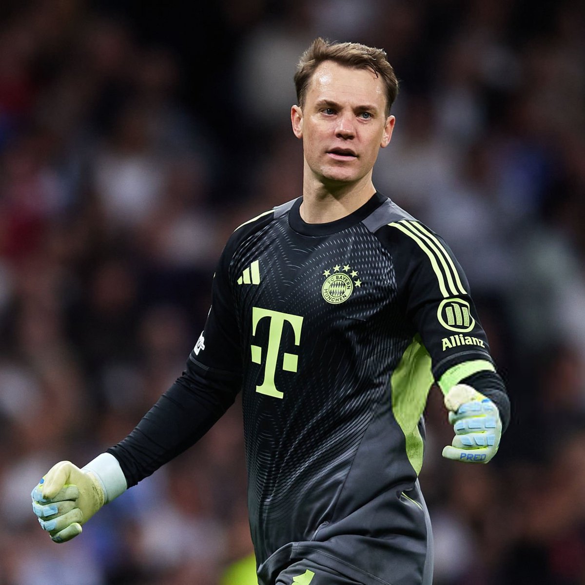lnstantFoot's tweet photo. Le match de Manuel Neuer : applaudissements dans les bureaux. https://t.co/qdHxDVjcdn