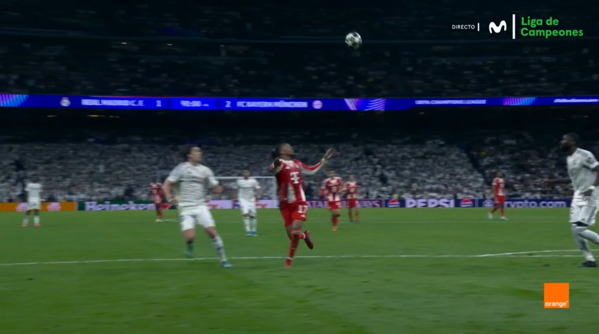 ArchivoVAR's tweet image. ⁉️💥 ¿Debió intervenir el VAR en la acción entre Olise y Carreras?

✅ 𝗡𝗢.

👉🏻 Olise retrocede buscando el balón y Carreras choca con él, sin que el contacto sea de gran intensidad.

▪️ Acción muy gris que en ningún caso se trata de un error claro y manifiesto.