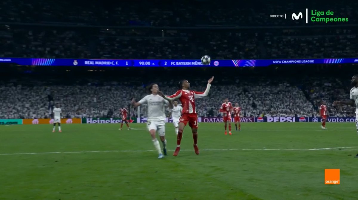 ArchivoVAR's tweet image. ⁉️💥 ¿Debió intervenir el VAR en la acción entre Olise y Carreras?

✅ 𝗡𝗢.

👉🏻 Olise retrocede buscando el balón y Carreras choca con él, sin que el contacto sea de gran intensidad.

▪️ Acción muy gris que en ningún caso se trata de un error claro y manifiesto.