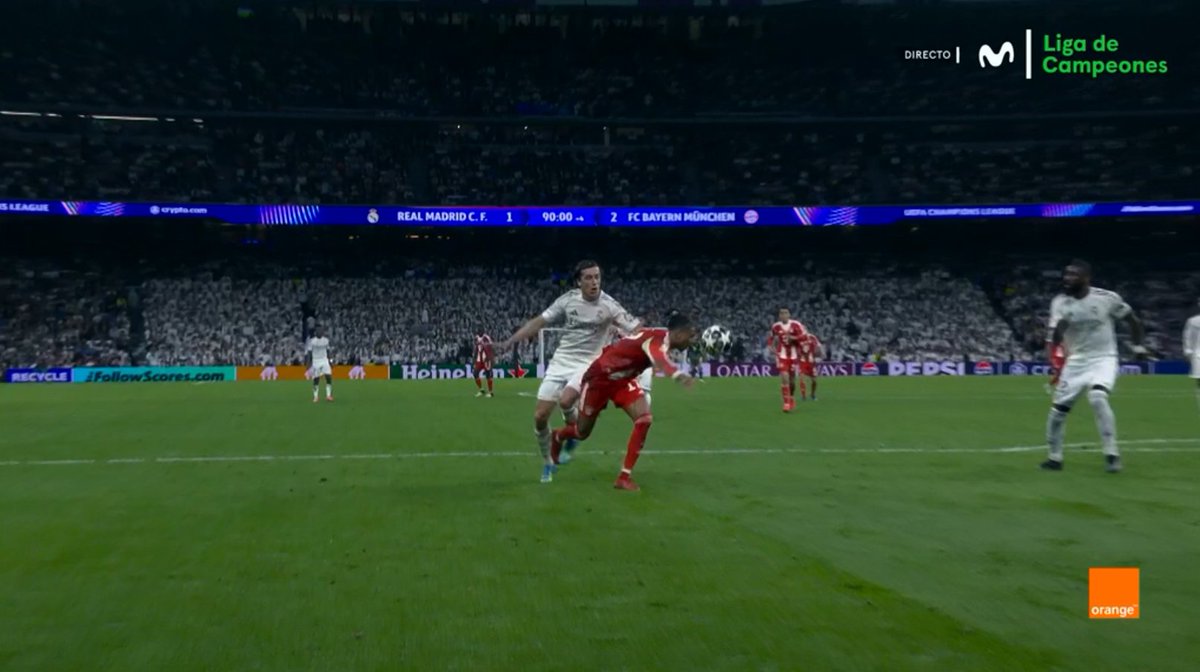 ArchivoVAR's tweet image. ⁉️💥 ¿Debió intervenir el VAR en la acción entre Olise y Carreras?

✅ 𝗡𝗢.

👉🏻 Olise retrocede buscando el balón y Carreras choca con él, sin que el contacto sea de gran intensidad.

▪️ Acción muy gris que en ningún caso se trata de un error claro y manifiesto.