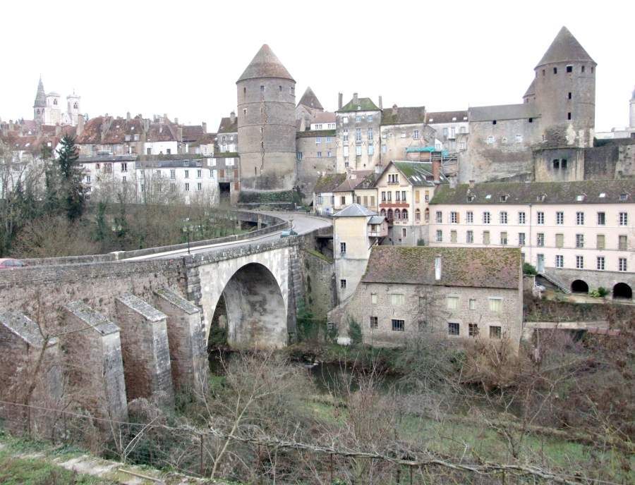 france_images's tweet image. The old French town of Semur-en-Auxois in Burgundy, France 🇫🇷 

A medieval hilltop village with stone ramparts, a 14th-century clock tower and cobbled streets lined with centuries-old houses. 

Travel photo: buff.ly/uGSpXR2 #Burgundy #Travel 

France 🇨🇵 travel photo