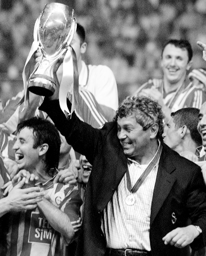 Büyük bir üzüntüyle Mircea Lucescu’nun vefat haberini öğrendim. Türk futboluna kattıkları, disiplini ve karakteriyle her zaman saygıyla hatırlanacak. Ailesine, sevenlerine ve tüm futbol camiasına başsağlığı diliyorum. Mekânın cennet olsun hocam...