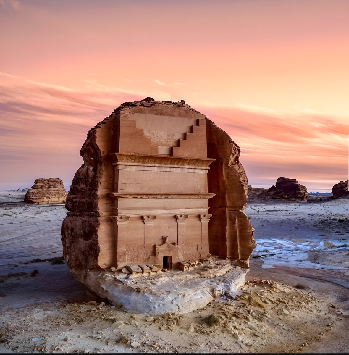 A_Alhothali_SA's tweet image. العُلا، متحف العرب القديم ، شهدت تعاقب حضارات امتدَّتْ جذورها لسبعة آلاف عام.

Al-Ula, the ancient museum of the #ARAB world, has borne witness to civilizations whose roots reach deep into seven millennia of history.