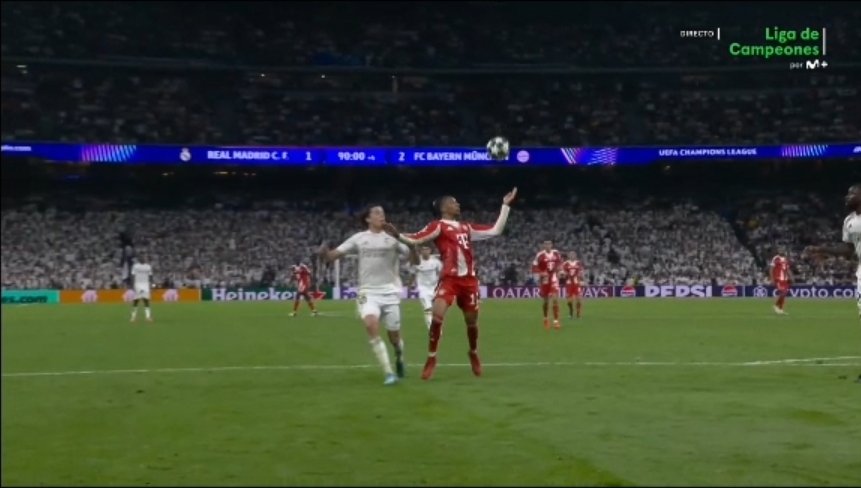 MrAsubio's tweet image. #Madrid #Bayern

🧱 Olise controla el balón con su pecho en área blanca y recibe el impacto en su espalda de Carreras, desequilibrándolo, como siempre digo en este tipo de lances...

📌 PARA MÍ ES PENAL.

👮🏻‍♂️:❌️
📺:❌️

▪️Pero lo cierto y verdad, MUY POCAS veces se penalizan.