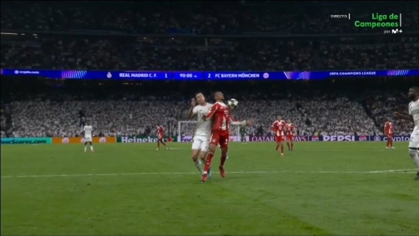 MrAsubio's tweet image. #Madrid #Bayern

🧱 Olise controla el balón con su pecho en área blanca y recibe el impacto en su espalda de Carreras, desequilibrándolo, como siempre digo en este tipo de lances...

📌 PARA MÍ ES PENAL.

👮🏻‍♂️:❌️
📺:❌️

▪️Pero lo cierto y verdad, MUY POCAS veces se penalizan.