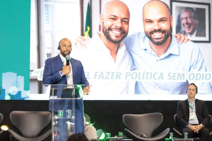 Welbi's tweet photo. Ex-dirigente tucano homenageia Bruno Covas em palestra e manda indireta a bolsonaristas
Fernando Alfredo colocou foto do ex-prefeito, que faria 46 anos, acompanhada de frase sobre política sem ódio https://t.co/AtlpgKdOxJ #BlogdoWelbi https://t.co/JyEMa5ZoBq