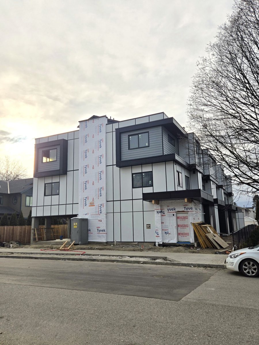 lime1626's tweet photo. 925 Laurier: These 5 new 3-bedroom homes provide comfort and style while adding an important increase in density to the existing single-family housing of the neighborhood. We look forward to the next steps of construction and getting this project across the finish line! https://t.co/HS0EJwXqtk