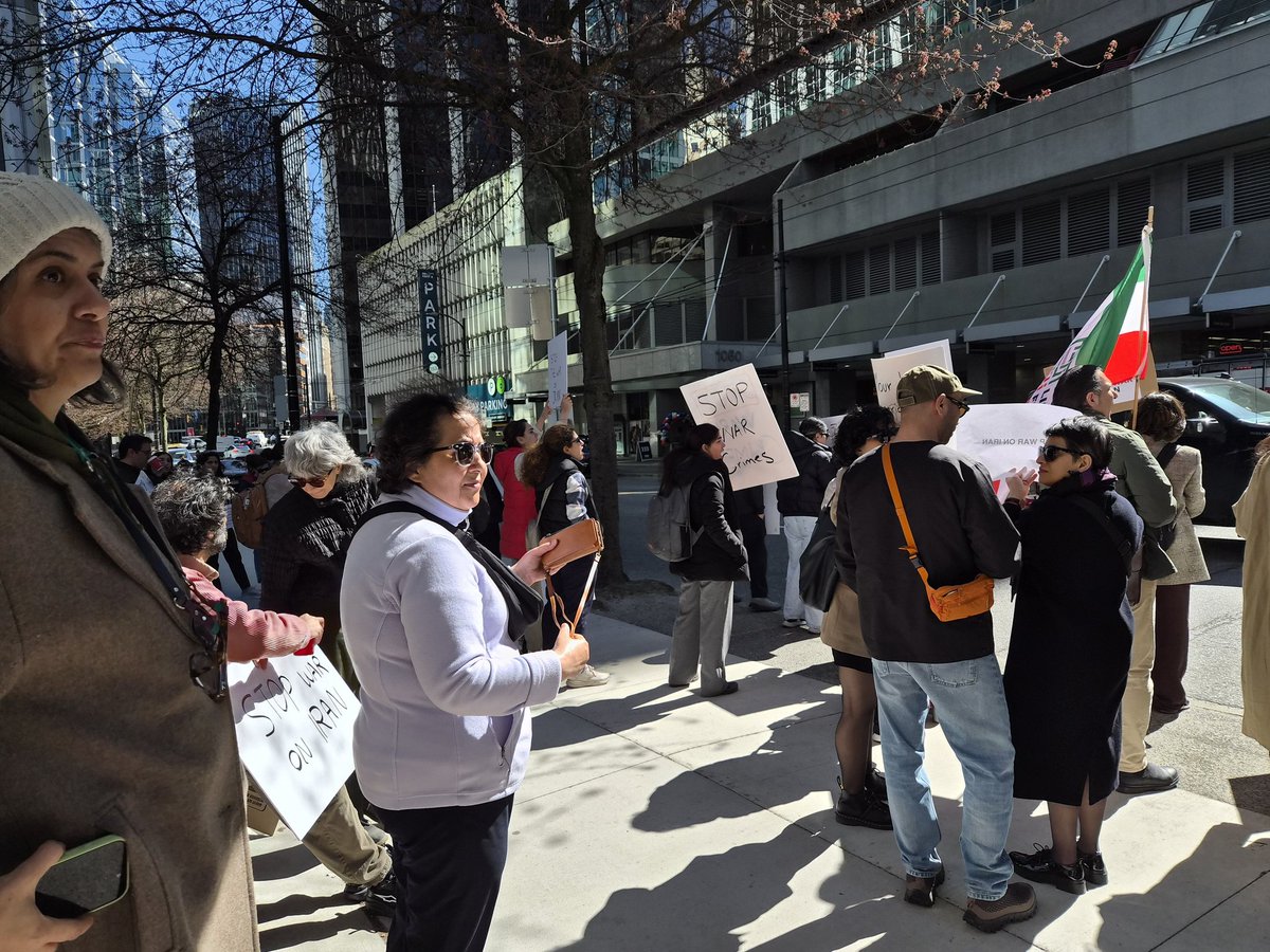 MariamR1601's tweet photo. Hands Off Iran

همین الان روبروی کنسولگری آمریکا در ونکوور

#vancouver 
#NowarCrimeslnİran https://t.co/ECF8hsQyEy