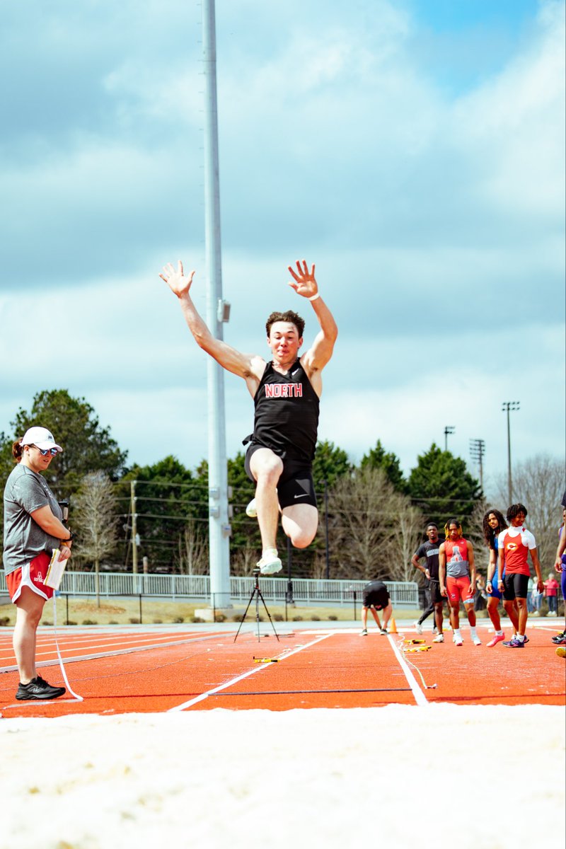 SlatonW08's tweet photo. Pr from UGA! 
Long jump-21,2 https://t.co/f6NYf8UWVG