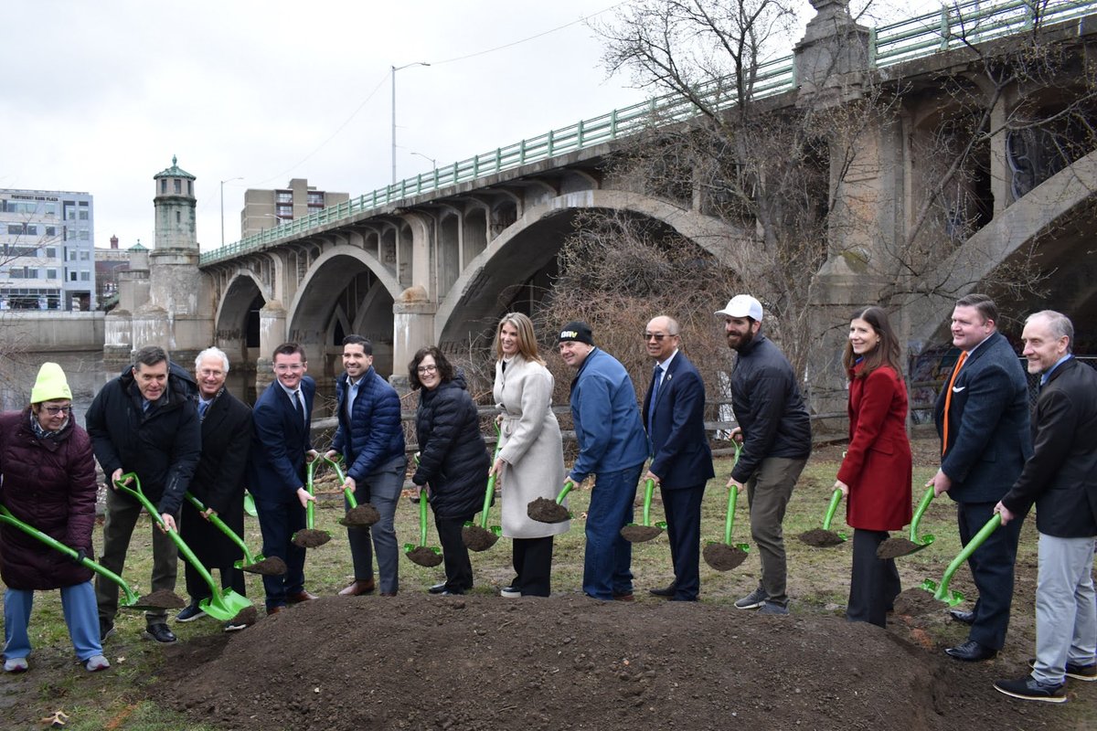 Lori Trahan tweet media