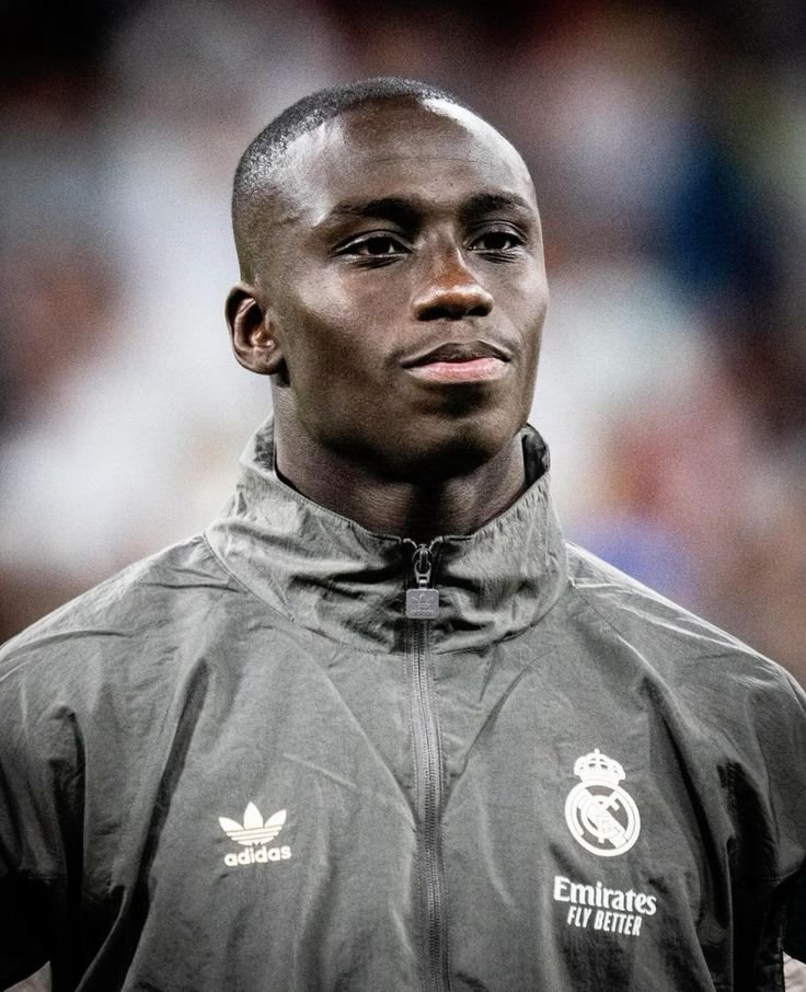 Precisamos de você, eu te dou meus joelhos, por favor.