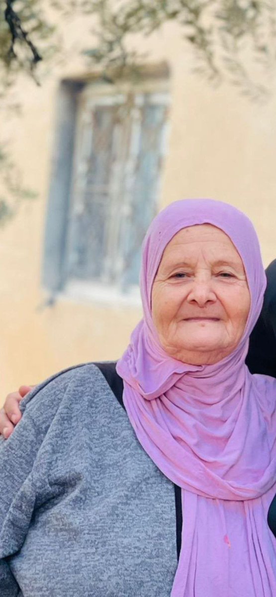 İsrail askerleri bugün bu yaşlı kadını DÖVEREK öldürdü. Aşağıda ağlayan beyefendi de kadının eşi.

İsrail işgal rejiminde sıradan bir gün!