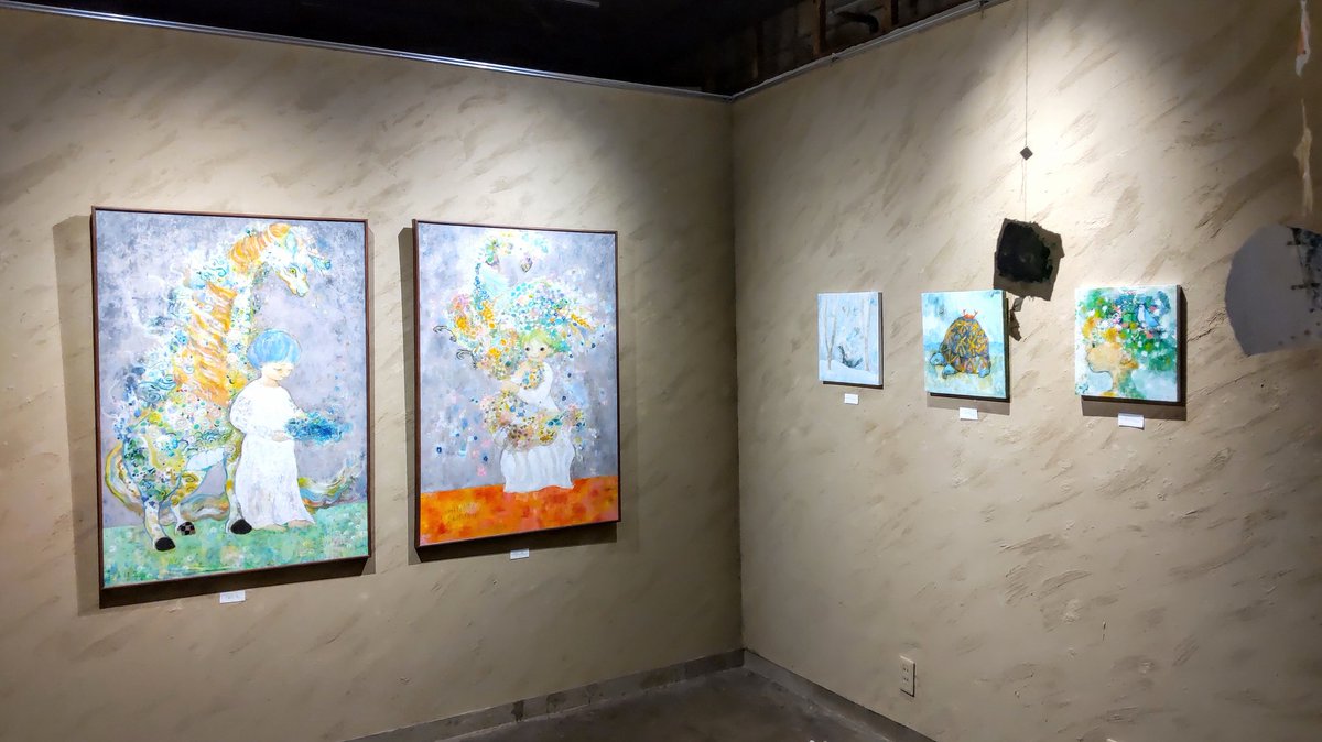 hkakuki's tweet photo. ヒナタノリミさん個展
「純粋な感覚の記憶」
igu_m_art

遠い昔まどろみの中の記憶が、ひとつずつ、今このときの掛け替えのないものとして現れてきたような

時系列に並べられた作品たち、ギュッと想いがつまった初期作は、その子が今いる世界の新作へと繋がる。とても素敵な展覧会でした🌈
@igu_m_art https://t.co/wvUokUVAyU
