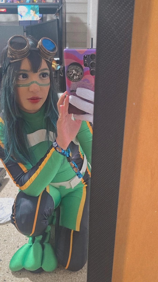 ms_edeel's tweet photo. A glove off &amp; her wrist things off too but here's Tsuyu (froppy) cosplay from My Hero Academia🐸

If you want to see the full cosplay, go to my IG😊

#MHA https://t.co/9uKccptkFM