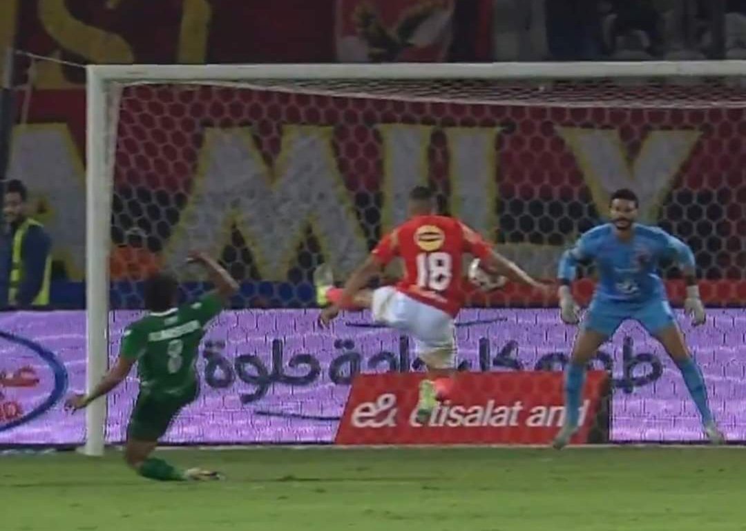 ahmed9oooo's tweet photo. دى حضرتك كانت سبب اساسى فى فوز الاهلى بالدورى لما يحى عطية الله تعمد ارجاع الكره بأيده للشناوى ولم تحتسب ضربة جزاء .. ده تاريخ وارشيف ملوش آخر https://t.co/Jq00T7UxB4