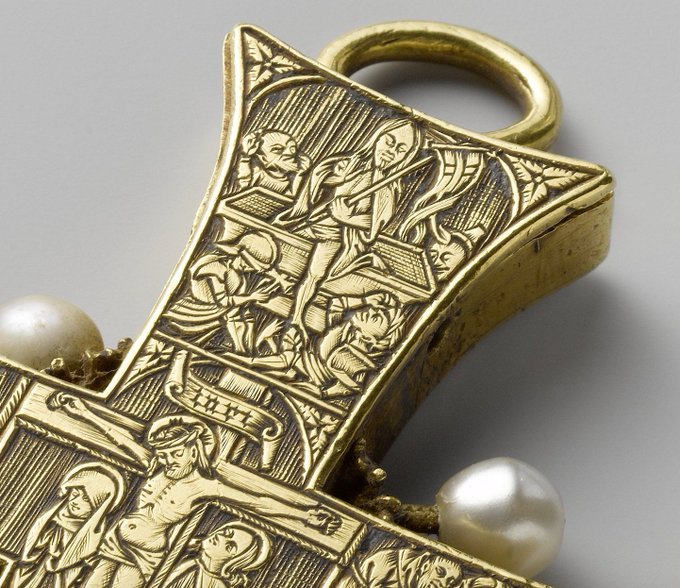 jdmccafferty's tweet image. Here's a stunning pectoral cross c.1480 which probably belonged to a German cleric.   Later it was owned by 11 times mayor of #Amsterdam Gerard Schaep, d.1666. On the basis of the engraved "Bernd Schaph", he mistakenly believed that he had an ancestor's cross.  (Rijksmuseum)
