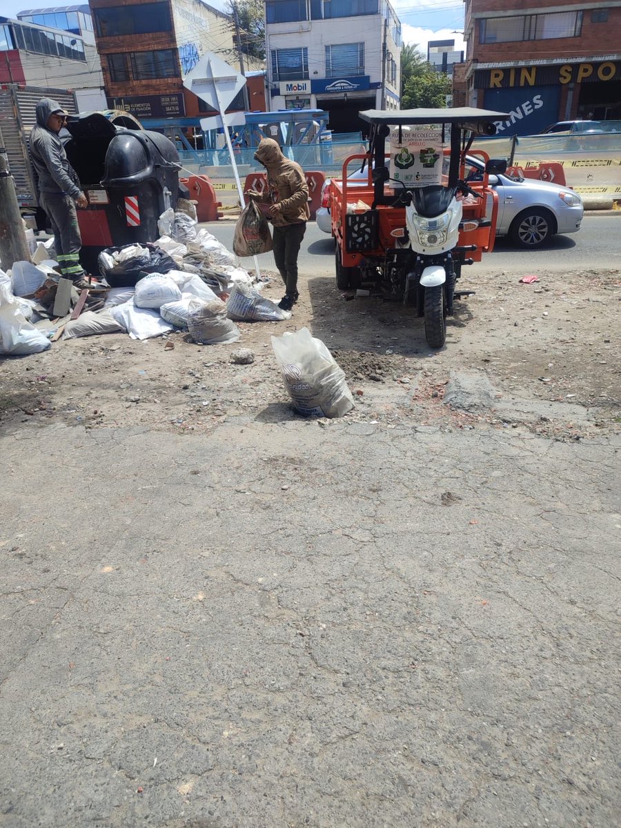 SamirBedoya's tweet photo. Bogotá no puede seguir normalizando esto. Escombros y residuos de construcción tirados en el espacio público… y al lado un vehículo identificado como “ruta de recolección”. ¿Cómo se explica esta contradicción? @Uaesp @habitatbogota @Bogota https://t.co/hsTuGf9YoE