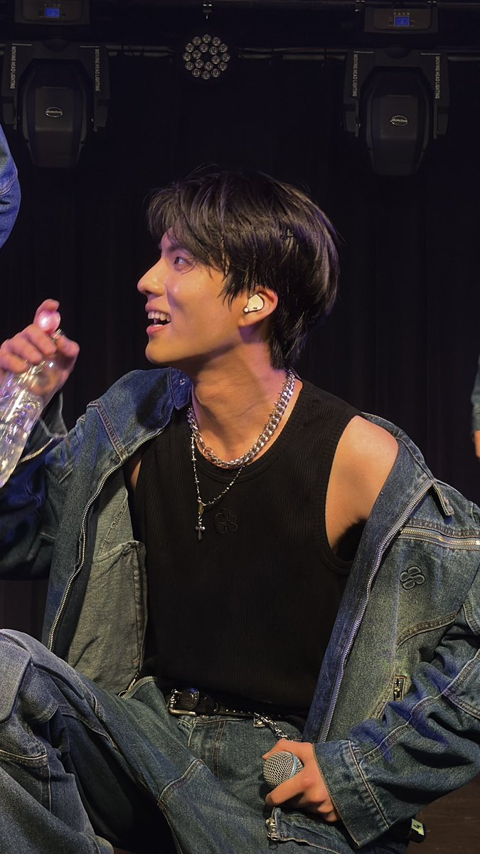 mollie 🦋 tweet media