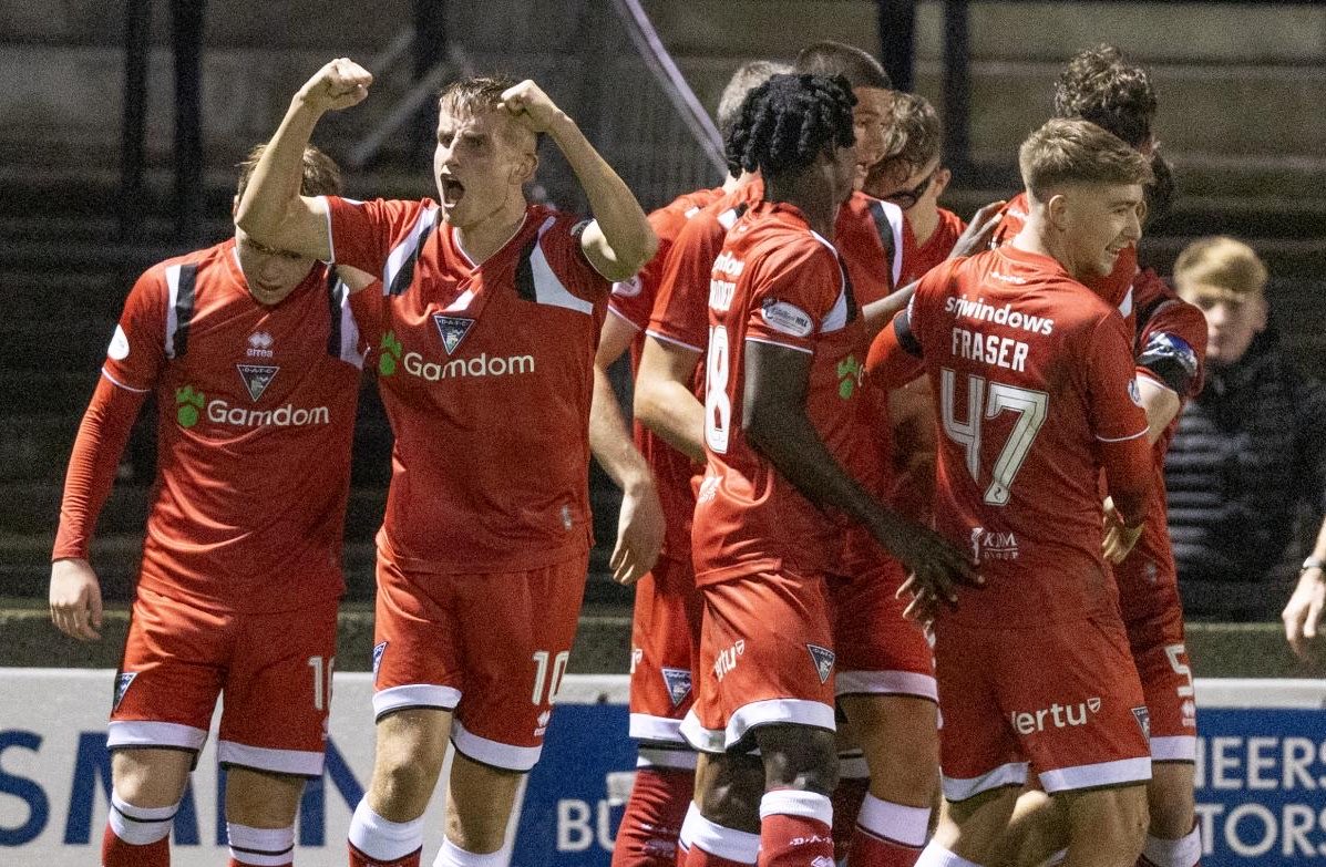 The_Thirty_'s tweet photo. Dunfermline are in some incredible form, and at just the right time 🔥

• 10pts clear in playoffs
• 8 unbeaten 
• 6 wins in 7 games
• 5 clean sheets in 7 games
• Most in form Champ side

The Pars won 0-3 vs Ayr tonight, putting them 1 point behind 3rd with a game in hand 🏁 https://t.co/5NGJRIWI2H