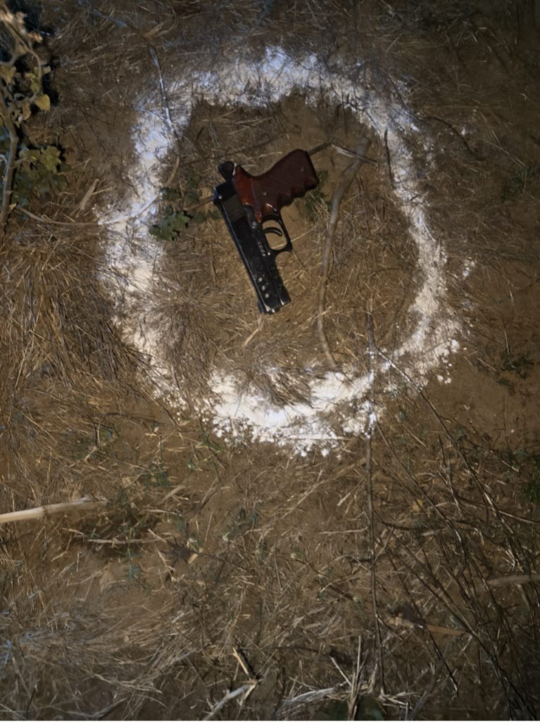 kushinagarpol's tweet image. #Kushinagar के थाना कप्तानगंज क्षेत्रान्तर्गत किसान चौक के पास दो स्थानों पर फायरिंग करने वाला हिस्ट्रीशीटर अभियुक्त पुलिस मुठभेड़ में घायल, मोटरसाईकिल व अवैध शस्त्र बरामद। #uppolice