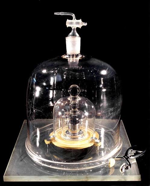 sayan_dey's tweet photo. #ThisDayInHistory Post 2070:

7 April 1795 (231 years ago): The French First Republic adopted the kilogram and gram as its primary unit of mass.

[1]

#History #OnThisDay #OTD #Kilogram #Gram #Unit #FrenchFirstRepublic #France https://t.co/S86w8fwu0K