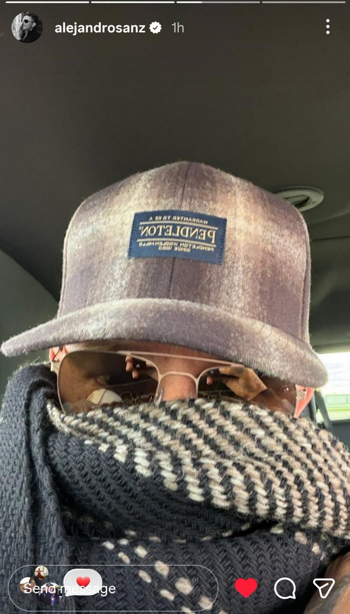 yenni612's tweet photo. A caso te escondes de mi? 😹😹😹 aaaahhh mueroooo!!! Ya estas aquí,  canijito de mi alma @AlejandroSanz 🥰🤗 Bienvenido a Chicago!! #YAhoraQueTour  se me sale el almaaa!! 😭😭😭😭😭 https://t.co/ePAQv5d1PQ