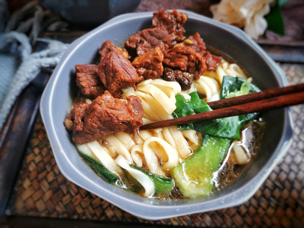 ArinaSoloshenko's tweet photo. Hidden gem alert! This tiny noodle shop serves hand-pulled noodles with spicy beef that’s chef’s kiss. Perfect chewy texture, rich broth—def a must-try!  [Local Area] #FoodieFind #NoodleLovers https://t.co/u418cOWSaV
