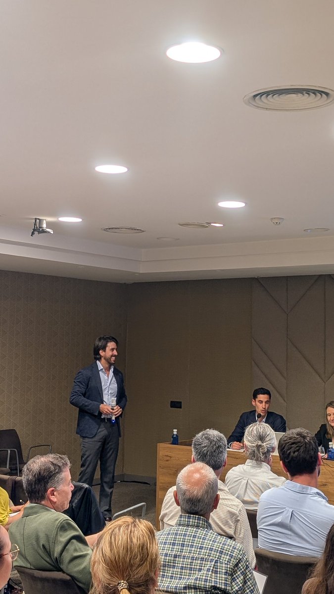 neuroHUVR's tweet photo. Hoy ha tenido lugar la reunión multidisciplinar: "Manejo del ictus agudo. De la valoración urgente al manejo neurocrítico" donde nuestros neurólogos vasculares Diego Villagran y Andrés Hermosin han participado junto con compañeros de Anestesia, UCI y urgencias 🧠💉 https://t.co/h7hdfkm5kB