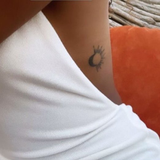 aritruestory's tweet photo. não acredito que a any ta removendo a tatto mais linda que ela tem #toumal 💔 https://t.co/4hHUmJWp9r