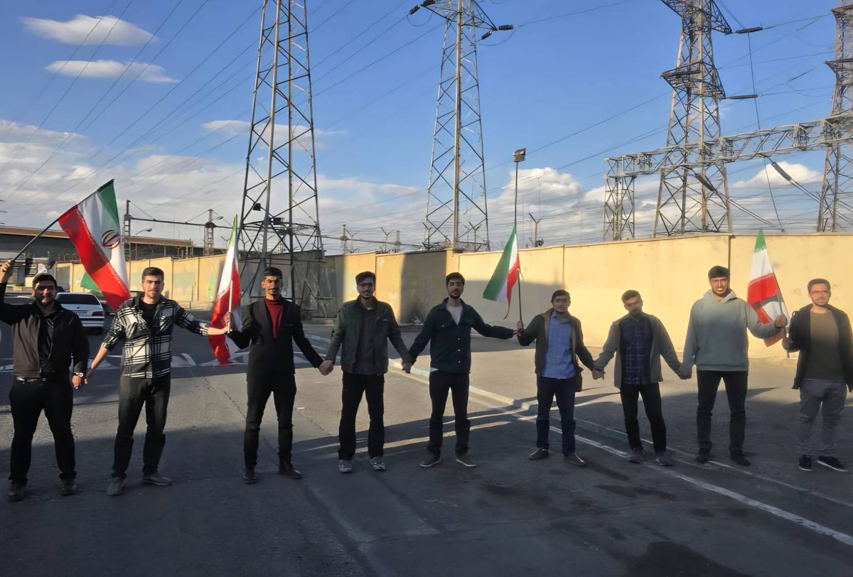 basijatu_ir's tweet photo. The human chain formed by the Iranian people to defend the country’s infrastructure is a serious message to the president of the United States. The tactic of attacking infrastructure and setting deadlines cannot force a historic nation into submission. https://t.co/WgdVQieiAV