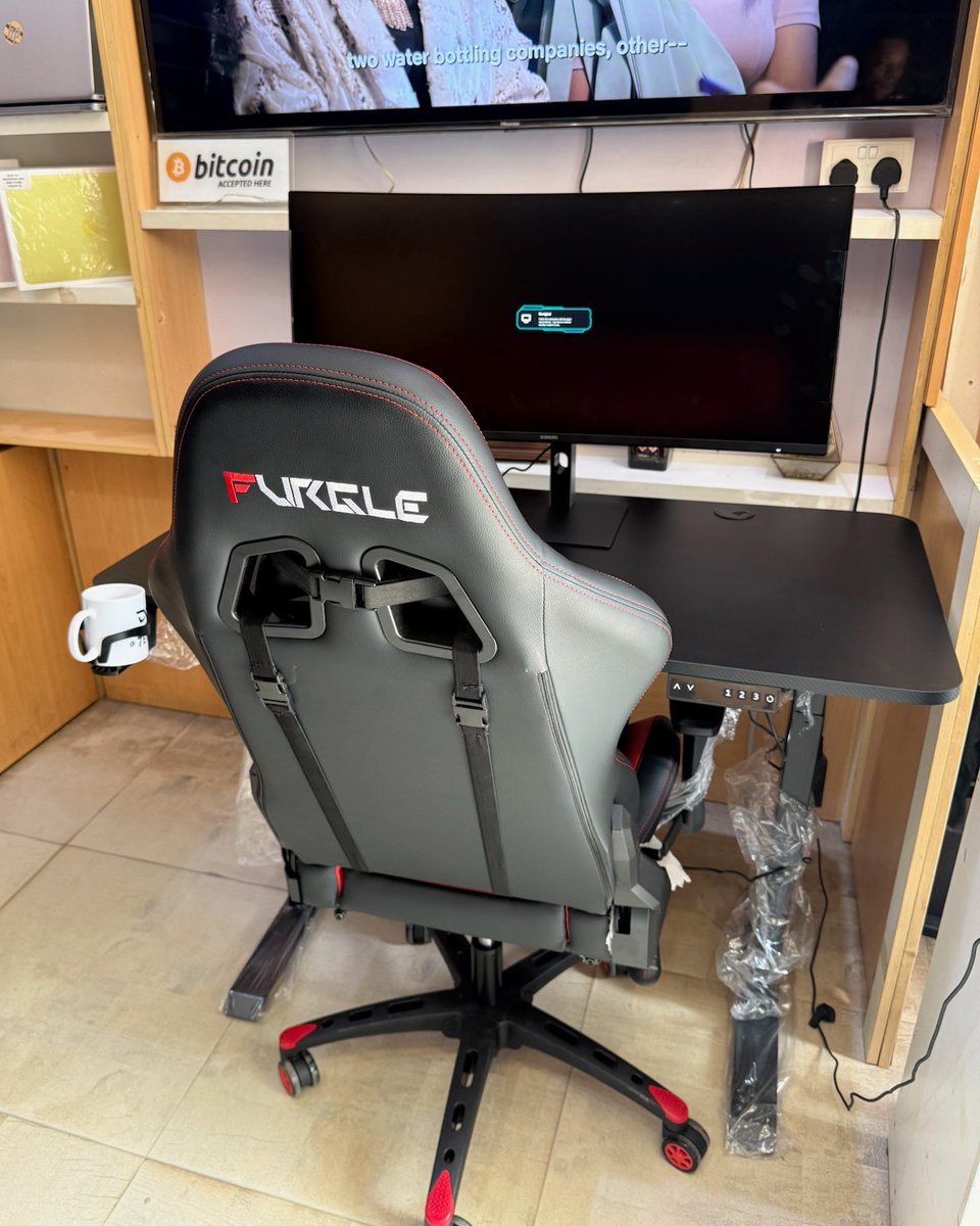 dabz_global's tweet photo. THE ULTIMATE OFFICE SET UP FOR  ONLY N1,000,000

34 Inches Xiaomi curved monitor| split screen|180Hz refresh rate
Price: N490,000

Electric standing/sitting desk with adjustable buttons |1.2m x 0.6m
Price: N330,000

Super comfortable adjustable ergonomic chair
Price: N210,000
