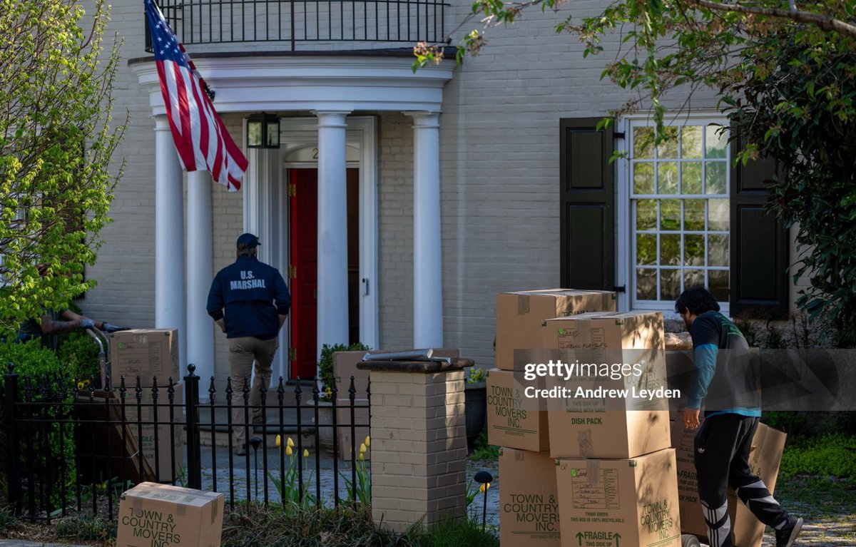 PenguinSix's tweet photo. US Marshals raided the home of Jim Courtovich, a Republican lobbyist, following a judgment against him for $4 million. For @GettyImages https://t.co/bJNsthhNQy https://t.co/rGSoZH7Nhb