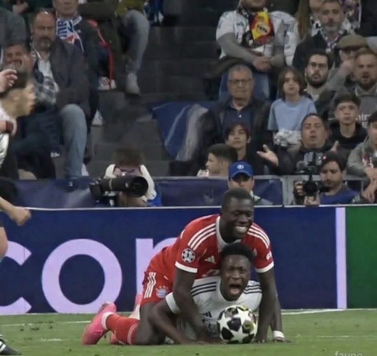 NengoHD's tweet image. Upamecano 🤣🤣🤣