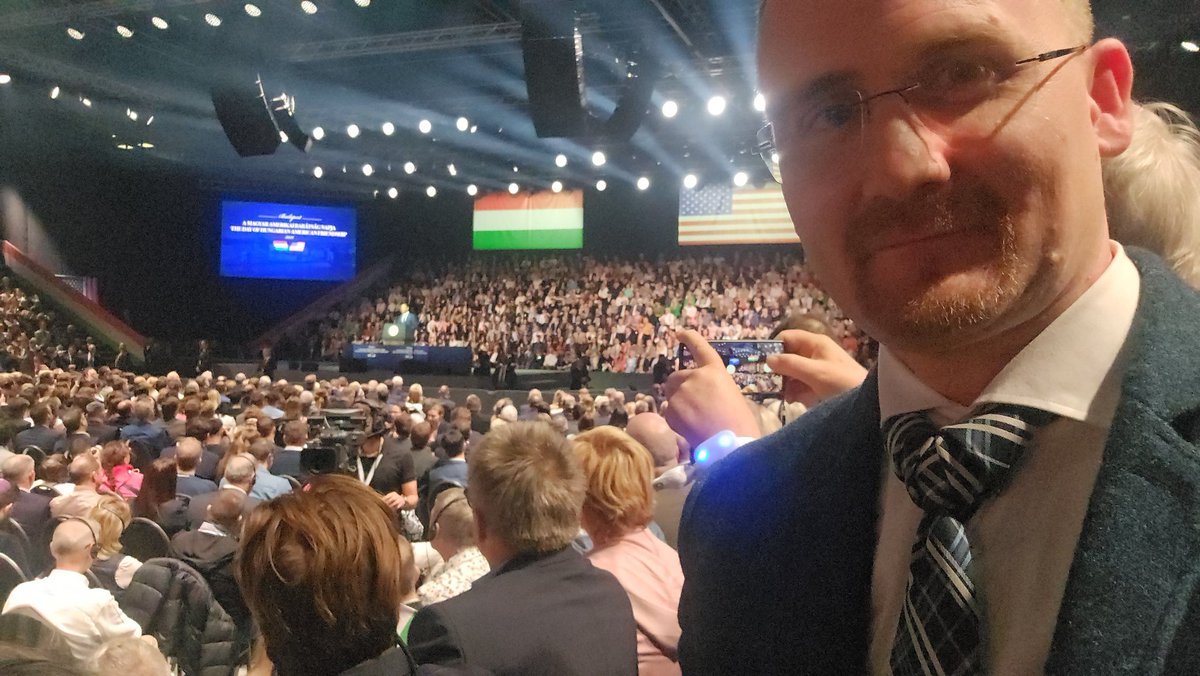 DrFangSimon's tweet photo. Egy kiváló rendezvényen vettem ma részt ahol a Orbán Viktor Miniszterelnök Úr és JD Vance Amerikai Alelnök Úr tartottak kampánybeszédeket. Egészen különleges és nagyszerű hogy egy ilyen kis ország mint mi a nagyvilág politikai erőterében milyen fontos szerepet kapott idén. 🇺🇸🤝🇭🇺 https://t.co/FaaxRBSWMZ