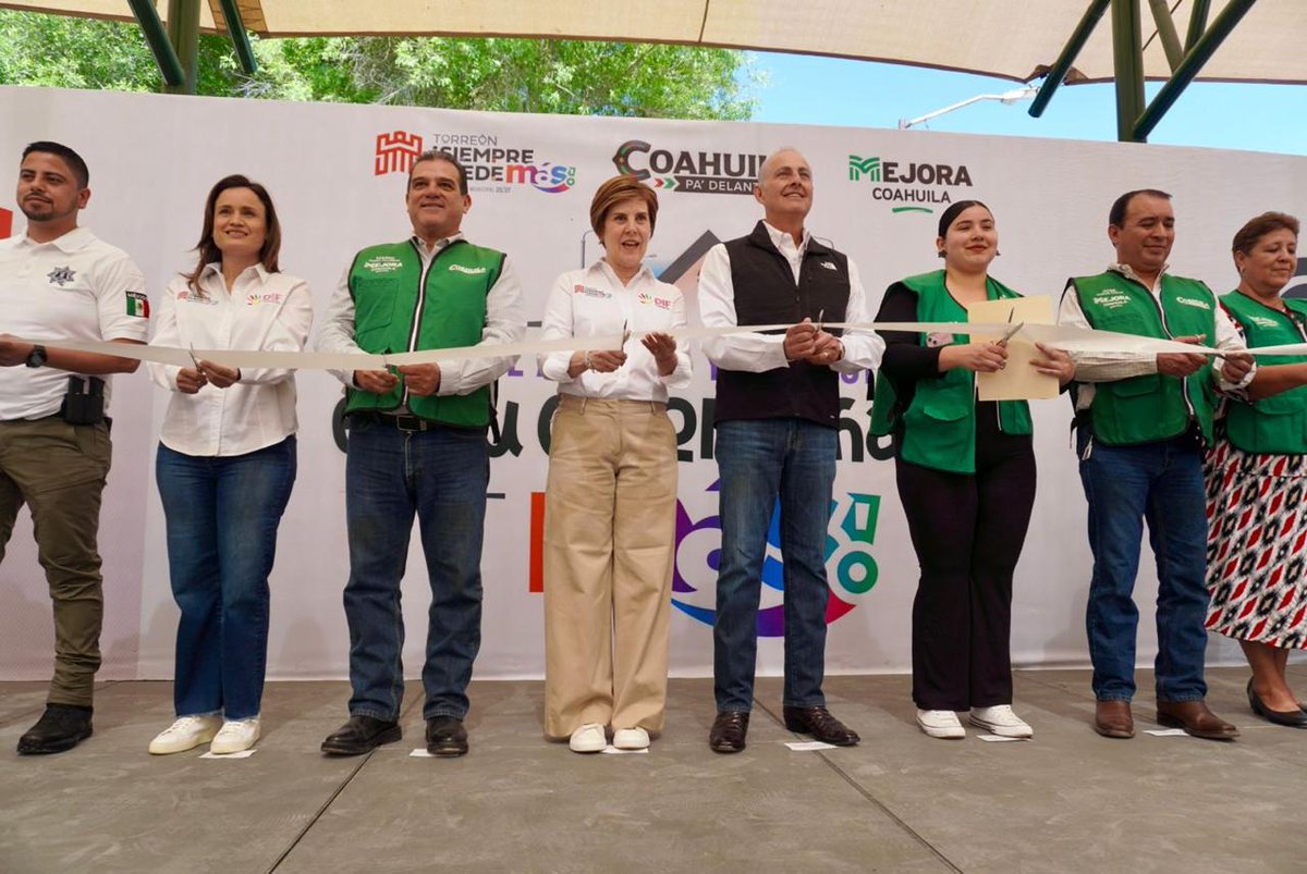 DIFTorreon_'s tweet photo. El alcalde Román Cepeda, acompañado de la Sra. Selina Bremer de Cepeda, realizó la entrega de techumbre en el ejido La Palma para mejorar la calidad de vida de familias. 

Durante esta brigada de servicios, DIF Torreón brindó apoyo a quien más lo necesita.

DIF #SiempreContigo 🩷 https://t.co/jLz55H1Q3x