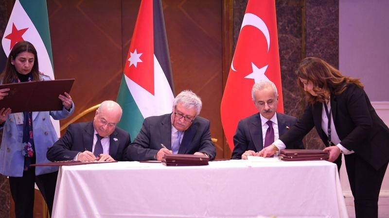 restitutorII's tweet image. 🇯🇴🤝🇸🇾🤝🇹🇷
Moyen-Orient: La Jordanie, la Turquie et la Syrie ont signé un accord visant à créer un mécanisme régional pour faciliter le transport de personnes et de marchandises vers l’Europe, afin de connecter la région aux marchés mondiaux.
x.com/restitutorII/s…