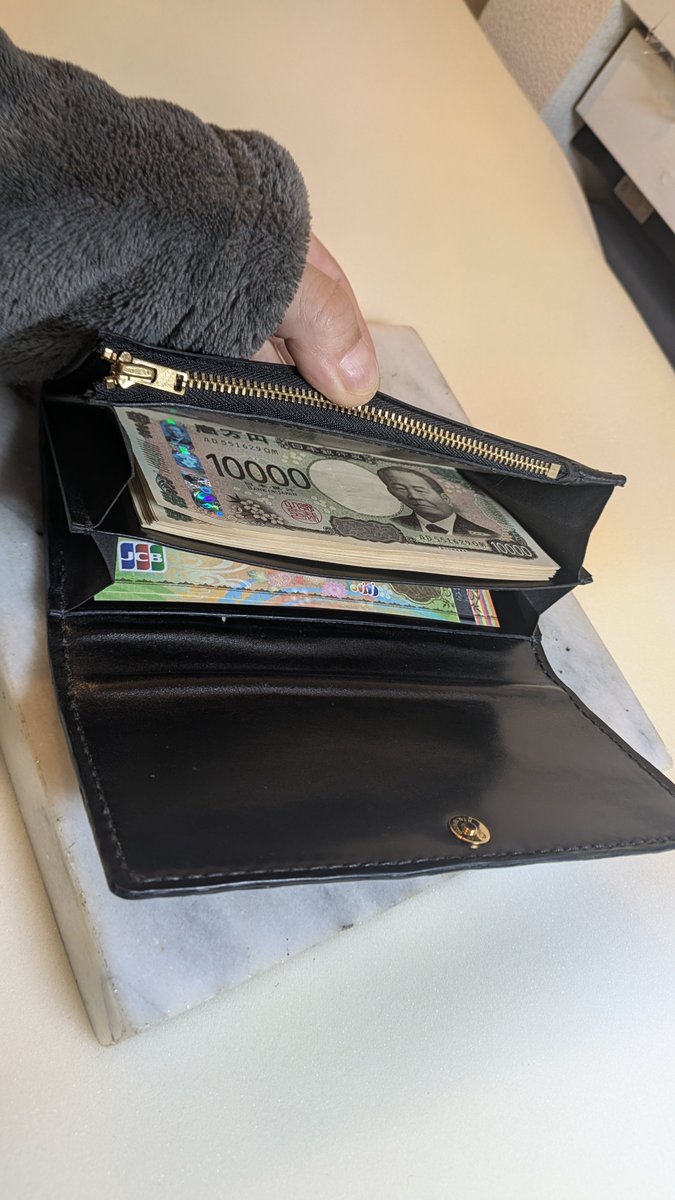ARTAMK's tweet photo. クロコダイル✖シェルコードバンで素材に一切妥協しないでシンプルに作ってみた

クロコダイルは通称革の王様と言われる爬虫類革の頂点
コードバンは革のダイヤモンドと称される哺乳類革の頂点
その2つを使用した財布だけに何の��哲もないシンプルな財布も高級感がかなり出てる

ちなみに材料費だけで約10万かかったけど、それ以上の満足感が得られました！

てことで次はマルチウォレットもしくはバッグを新調しようかなぁ（気が向いたら