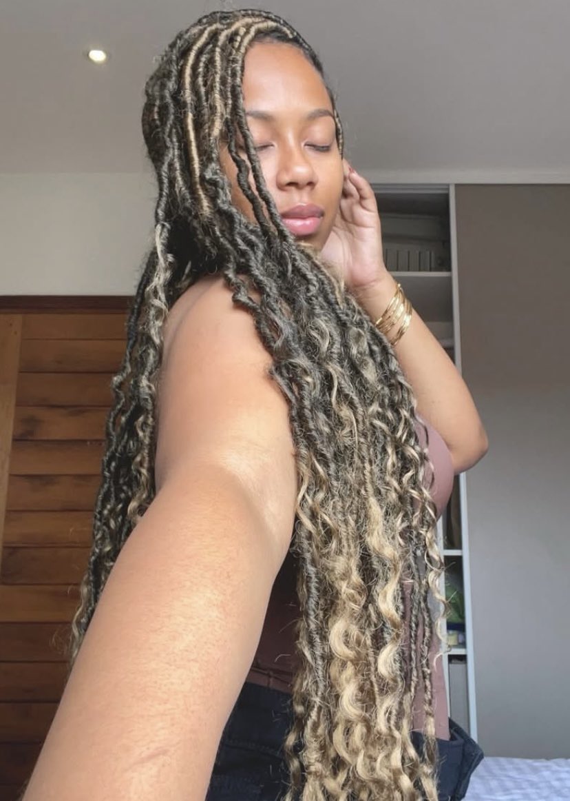 constantine🎀 tweet media