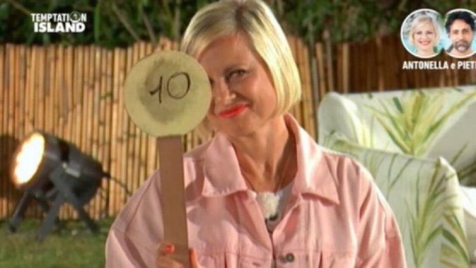 Antonella: “questa Mussolini un personaggio grottesco, che cerca l’attenzione a tutti i costi. Sa fare tutto, teatro canta e pure politica, una tuttologa”

CRISTO SANTO ANTONELLISSIMA ✈️ 

#gfvip