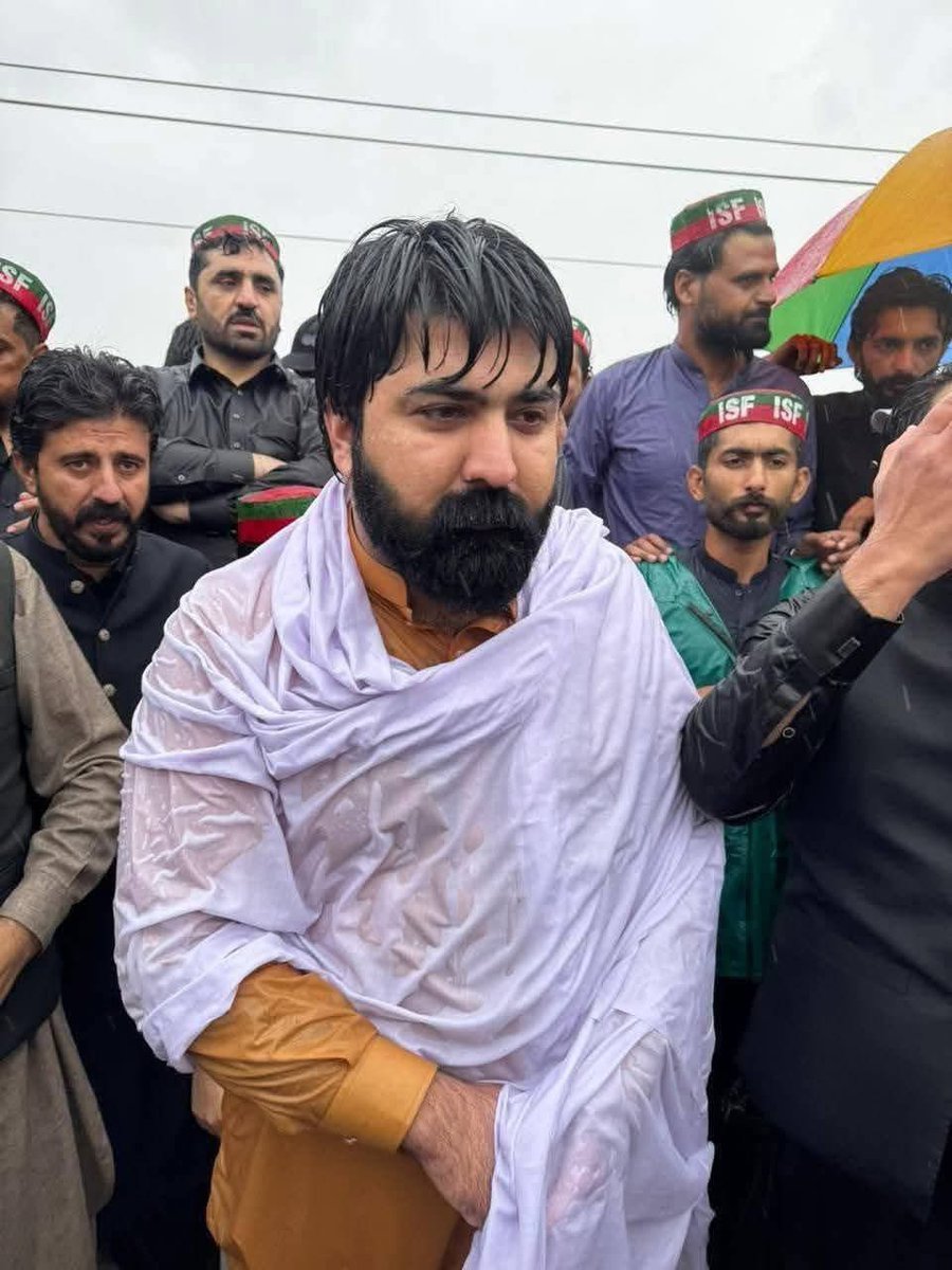 یہ گرفتاری اور تشدد جو ہم پر ہوئی #عمران_خان کیلئے کچھ بھی نہیں  ہماری جان عمران خان کیلئے قربان۔
 ہمارا لیڈر عمران خان ہمارے لئے قید وبند کی صوبعتیں برداشت کررہا ہے۔تو اس کے مقابلے میں یہ کچھ بھی نہیں ہمارے حوصلے بلند ہیں۔ہم ہر بار آئینگے

عمران خان کیلئے ہماری جان بھی قربان