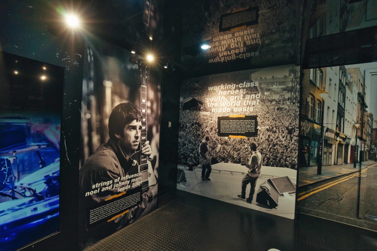 Hamilton_Ex's tweet photo. A traveling Oasis experience? Built in partnership with @MRAmobiletours 🤘
 
From handwritten lyrics to iconic guitars, this mobile experience brought fans closer to the band than ever. 
 
Check it out at the link in our bio. https://t.co/v32sunAuDV