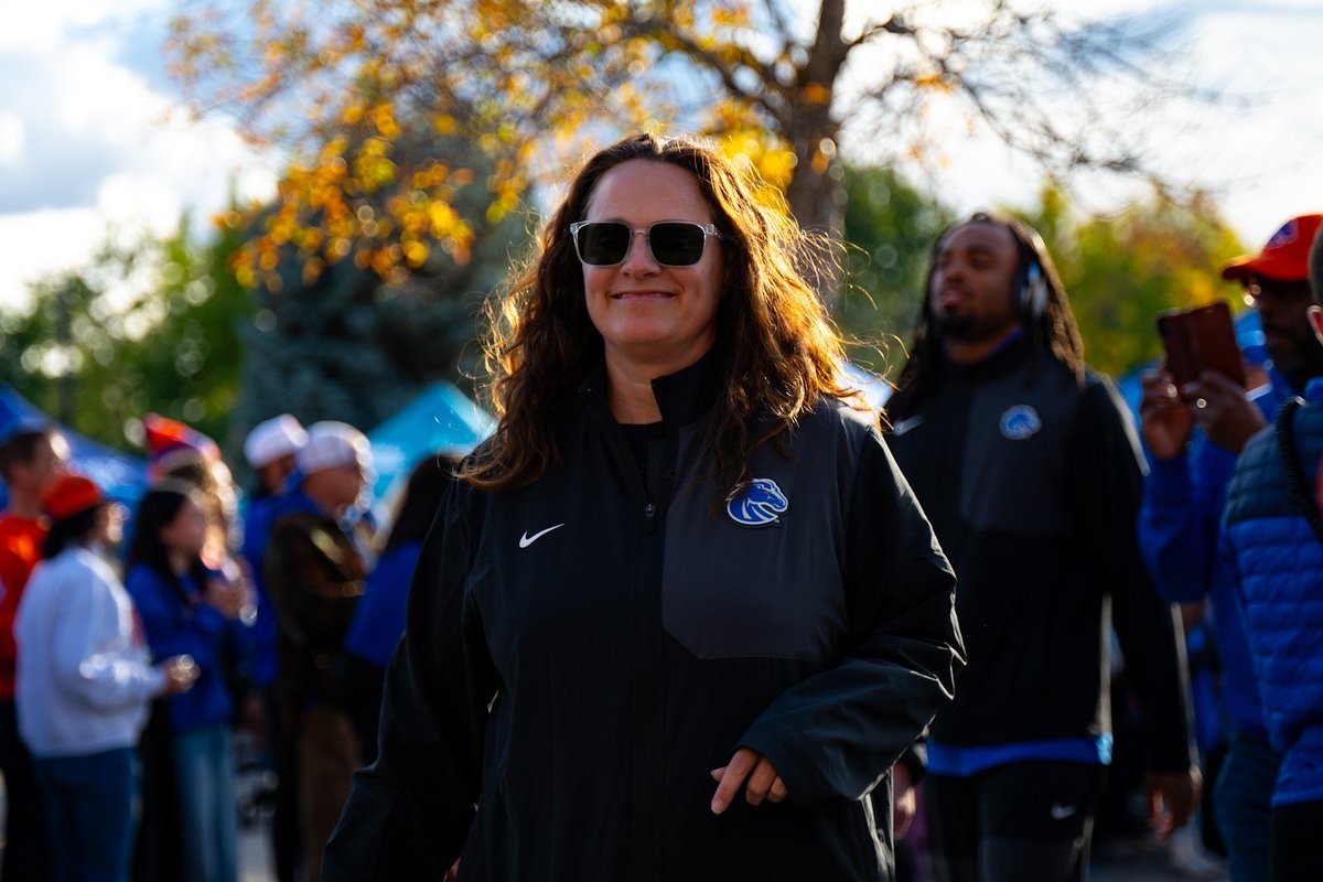 Coach_SD's tweet photo. Gratitude 🙏 

Today I want to show my appreciation for Charlotte Siegel! She is the best Chief of Staff in the nation. She loves our team and keeps us all on point 🤝‼️🔵

#BuiltDifferent #Gratitude https://t.co/miOVuQPQ6T