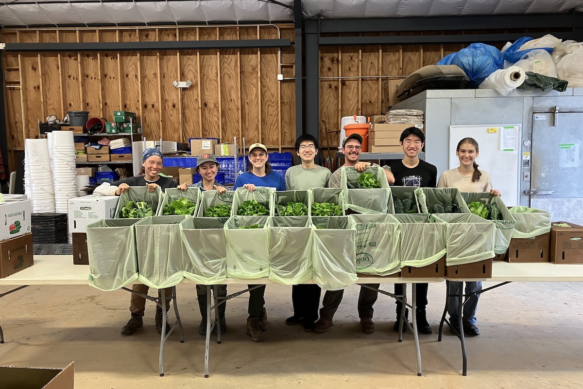 EmoryUniversity's tweet image. Every Thursday, starting April 23, a team of dedicated @EmoryOxford farmers will pack boxes of fresh produce for CSA subscribers to pick up and incorporate into their weekly meals.🥕🥬 🧅 

How to best use farm fresh produce: links.emory.edu/1r8 

#Emory #EmoryUniversity