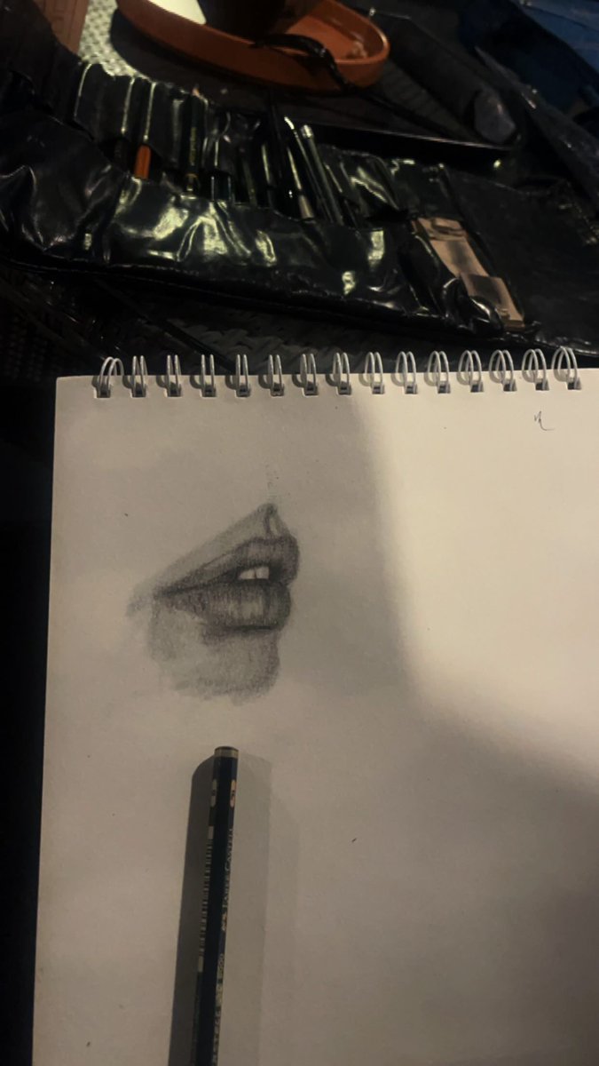 وكأن شيئاً ما
بهذي الروح
غادر
لم يعدْ

وكأن ضوءاً ما بها
انطفأت رغائبه القديمةُ
أن يضىء
ليستدل به أحدْ
روضة الحاج **