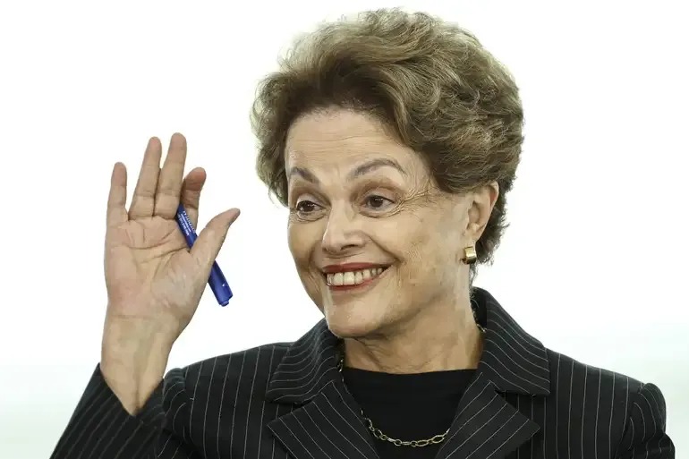 portalocruzeiro's tweet photo. Análise sobre a escolha de Dilma Rousseff como sucessora de Lula e a tragédia armada por ela enquanto ocupou o Palácio do Planalto.

➡️ Leia mais: https://t.co/10LfCo71S2
📸 Marcelo Camargo/Agência Brasil https://t.co/P3JRBRL2mF