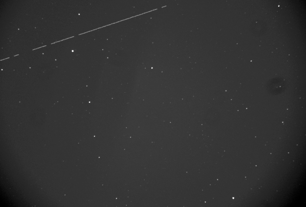 thanada65's tweet photo. 「望遠鏡で見る宇宙環境」を履修した学生２名がARTEMIS IIの観測にチャレンジ！情報提供してくれた卒業生に深謝！
(注) 30枚の画像を合成した軌跡 https://t.co/B82t9ihiFU