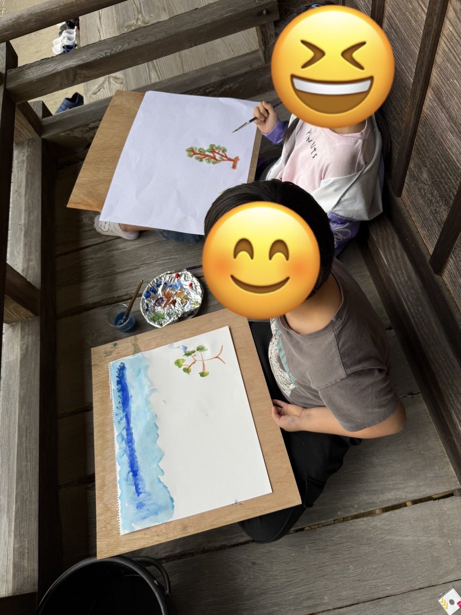 ikuji_in's tweet photo. 昨日は洞春寺でお絵描き教室があり、参加させていただきました🎨
先生はフィンランドからお越しの画家のようで、みんな凄いと喜んでいました🇫🇮
上手に独創的な絵を描きました🖼️🧑‍🎨 https://t.co/ExhYh8GEJe